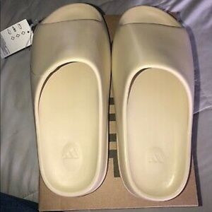 Yeezy slides “bone”